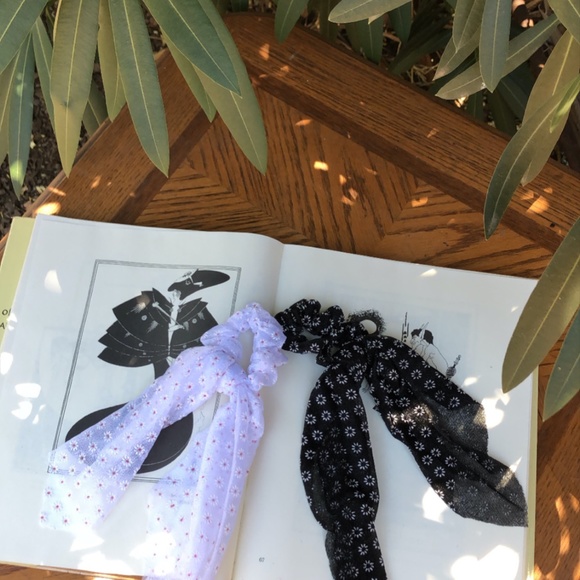 Pair of Floral Printed Eyelet Hair Tie Scrunchies - Picture 7 of 9